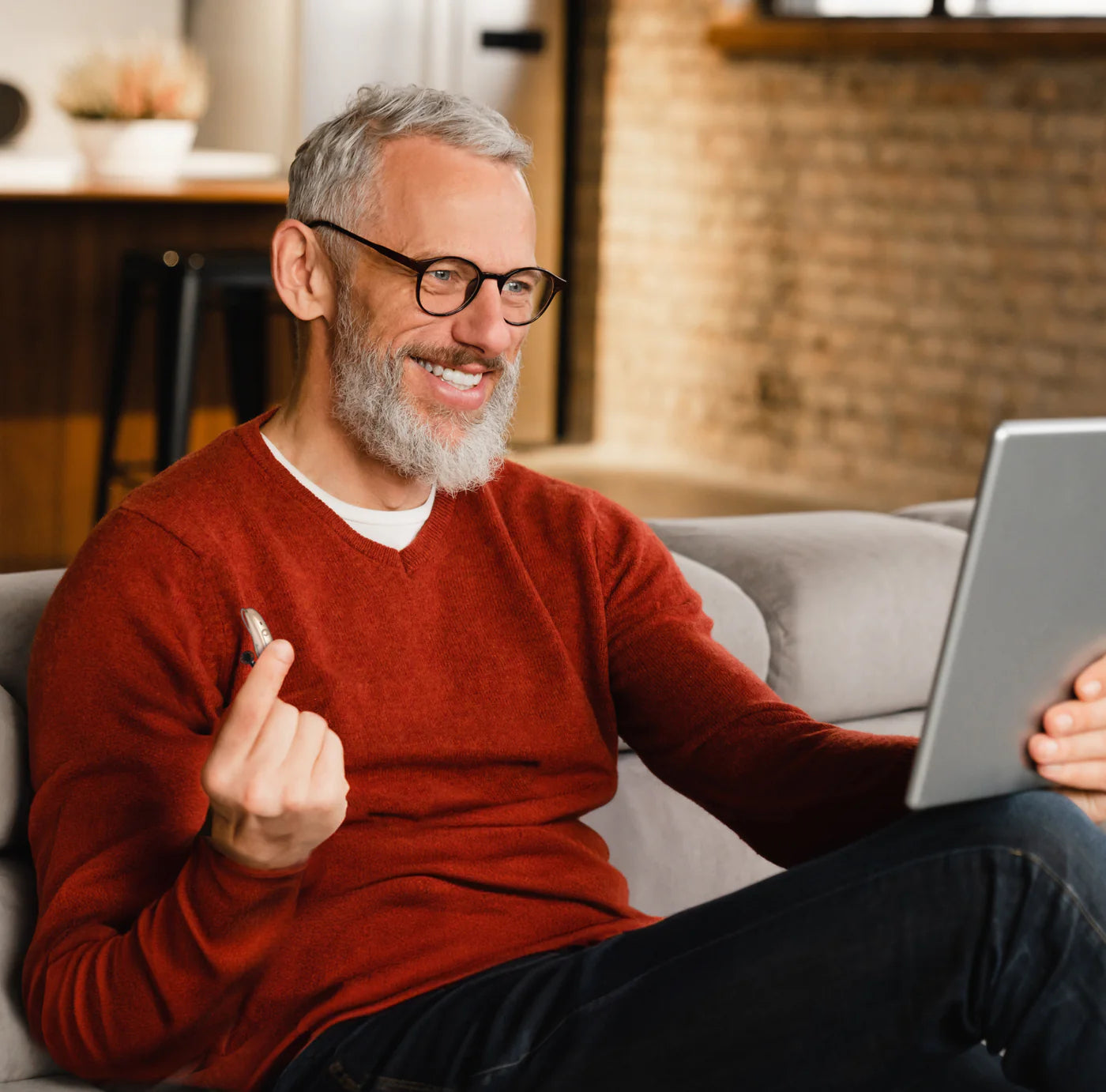 Homem a participar numa consulta auditiva online